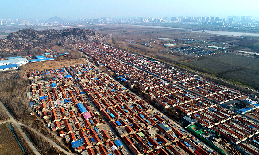 3月8日，由中国铁建所属中铁十四局承建的济南黄河隧道取得新进展，“泰山号”盾构机顺利穿越鹊山片区低矮房屋、隧道最大覆土段黄河北大堤。自2019年12月6日“泰山号”盾构机始发以来，直径达15.76米的超大型盾构机平均以10.7米/天的速度掘进，现已向黄河南岸有序前进，双线累计掘进超千米。图为“泰山号”盾构机成功穿越鹊山片区。