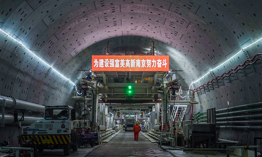 图为正在科学有序复工生产的“复兴号”盾构机。