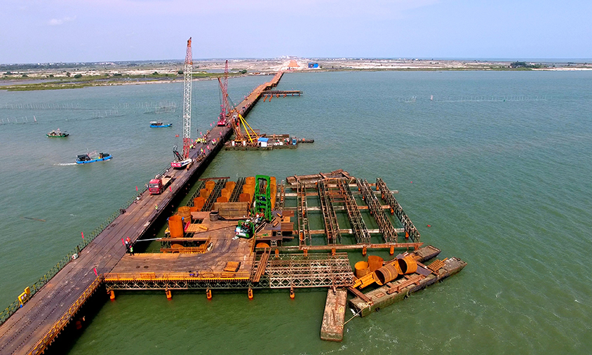 由中国铁建所属中铁二十局承建的广西北海市西村港跨海大桥是北海市重点建设项目之一，是打造北海“百里海岸海滩海景带”的关键工程。图为西村港跨海大桥。