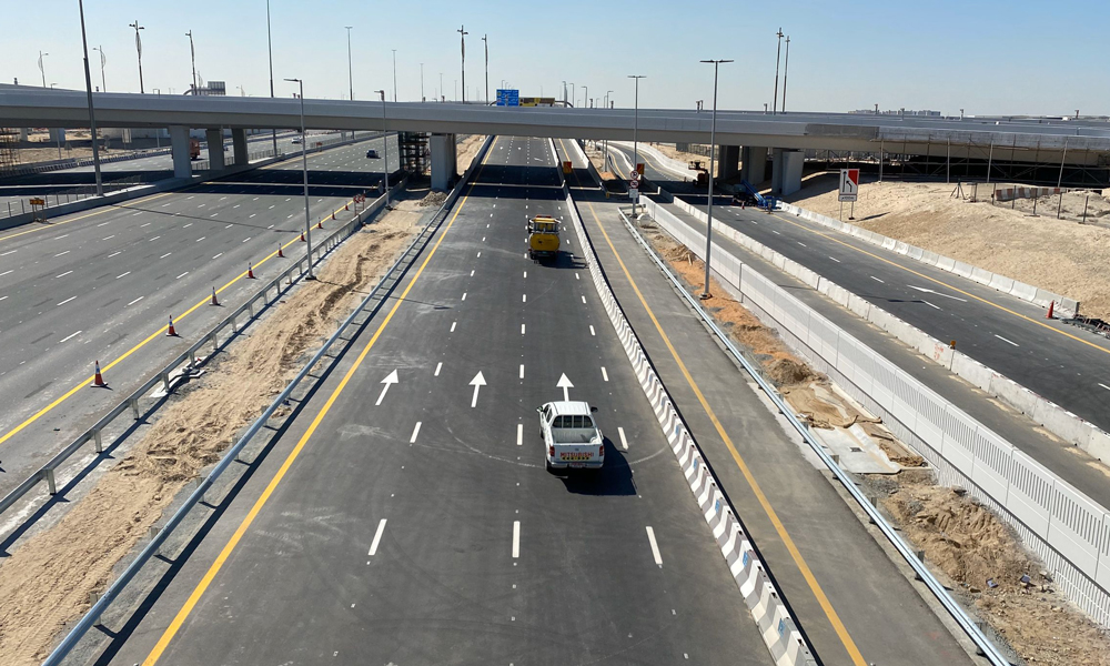 迪拜分公司坚持疫情防控和生产经营“两手抓”，通过采取在岗人员兼职兼岗、当地招聘等有效措施将疫情影响降至最低，实现了迪拜德拉海滨综合体一期9#地块主体结构完成、R1086项目购物中心入口基础设施工程按时竣工移交、R1048项目第一阶段道路通车、世博村P7项目主楼外墙装饰工作完工，确保了迪拜各项目顺利实施。图为迪拜R1048项目第一阶段道路通车。