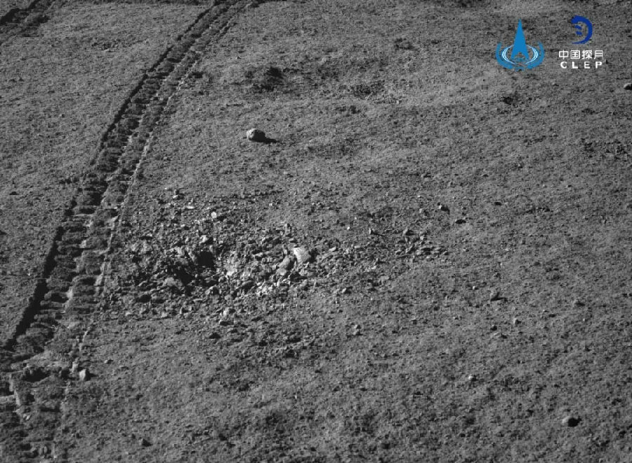 嫦娥四号着陆器于3月2日4时完成月夜设置，进入第十五月夜休眠期。本次月昼期间，着陆器工况正常，有效载荷月表中子及辐射剂量探测仪、低频射电频谱仪按计划开机工作，地面接收科学探测数据正常。