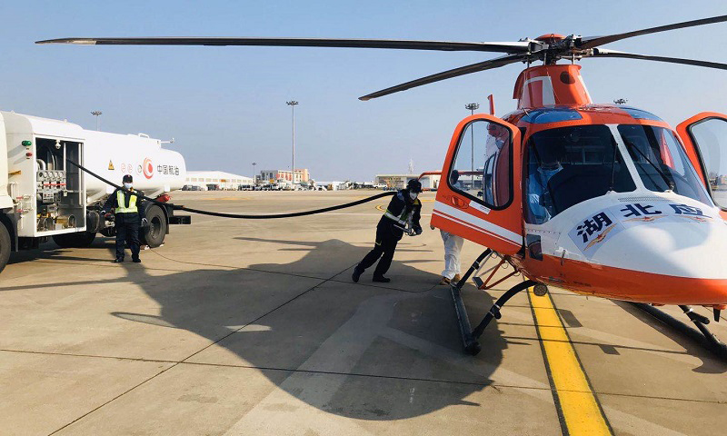 图为２月９日下午，一架湖北应急直升机，运送急用防疫物资到随州，中国航油湖北分公司飞机加油员吴雄星15时46分保障完毕。（李菁 摄）