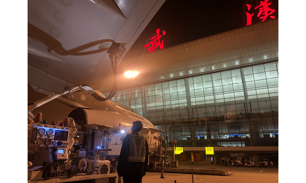图为１月30日农历大年初六，武汉航空加油站启明星班组的飞机加油员坚守岗位，为武汉加油。（今力 摄）
