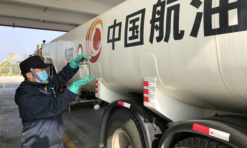 1月30日农历大年初六，中国航油湖北分公司武汉航空加油站飞机加油“启明星”班组飞机加油员接班后，检查油品质量，确保供油安全。（今力 摄）