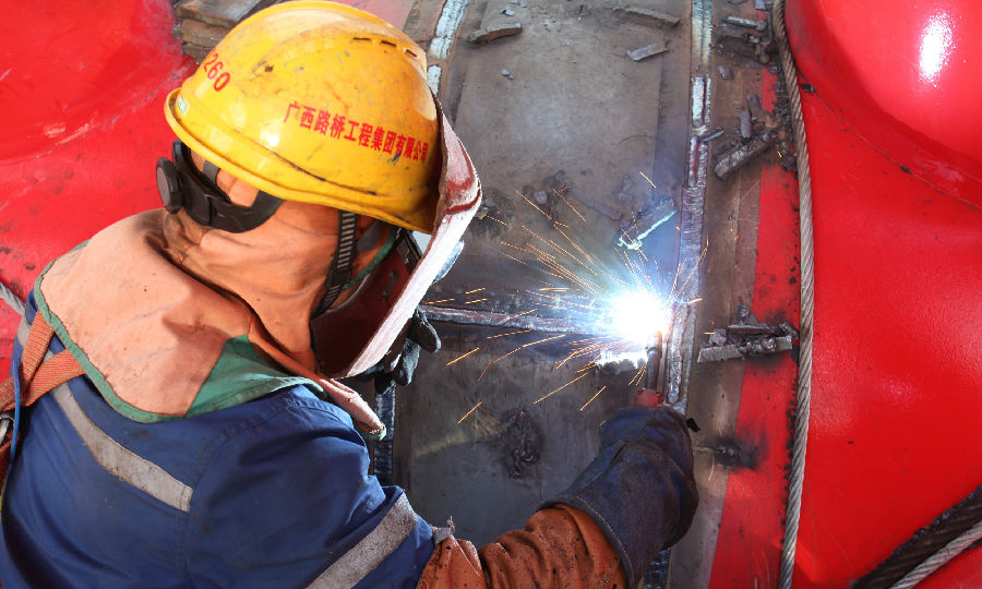 图为广西路桥工程集团的工人正在对拱肋进行焊接。（梁暘善 摄）