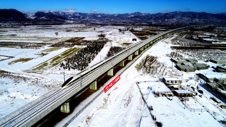 2019年12月30日，中国铁路再次改写历史：由“中国铁路之父”詹天佑主持设计建造的中国第一条铁路——京张铁路，被世界首条智能化高铁——京张高铁取代，开启了世界高铁智能化发展新时代。图为首列G8811次复兴号列车进入崇礼铁路运营时场景。（曲志忠 摄）