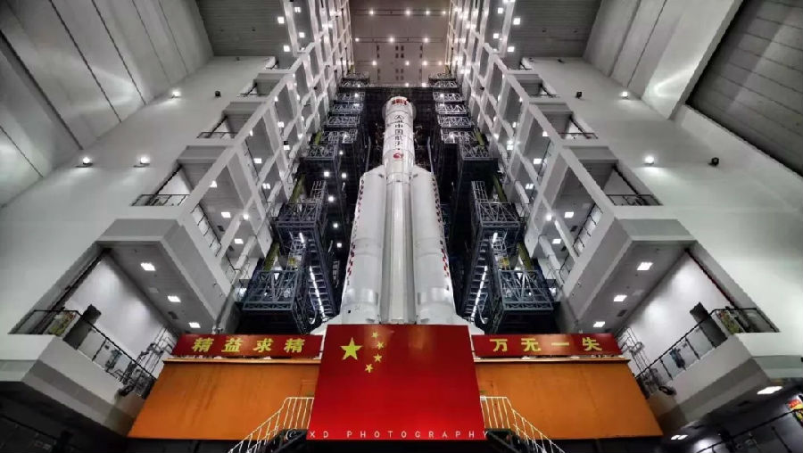 图为2019年12月，长五遥三运载火箭完成垂直转运。