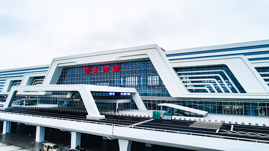 吉安西站建成以后，依托昌赣高铁，与沪昆高铁和向莆、赣瑞龙、衡茶吉铁路，及在建的赣深、安九高铁等相衔接，并融入以南昌为中心的“2小时交通圈”以及辐射粤、闽、湘、浙、沪、皖、鄂等周边省市及城市群的“4小时生活圈”。图为昌赣高铁吉安西站。