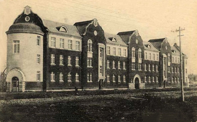 1948年2月，井井寮成为鞍山钢铁公司第一职工宿舍。图为井井寮旧址。（资料照片）