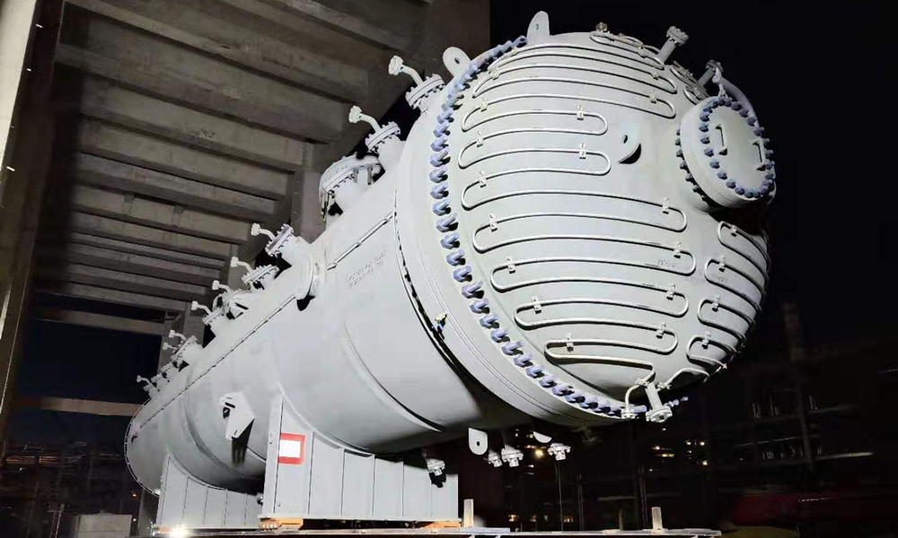 此次吊装的反应器是HORIZONE气相法工艺技术的装置最主要设备，反应器净重203吨，直径2.9*16.939米，壁厚5.8厘米。图为等待吊装的JPP二线第2反应器。