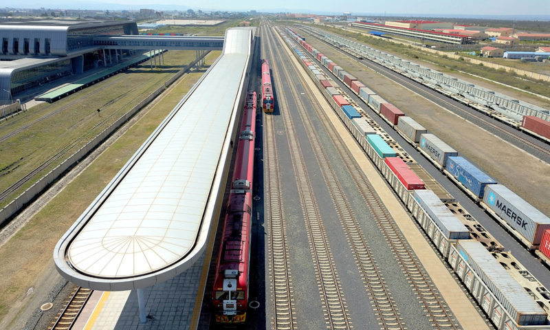 由中国企业承建的肯尼亚内罗毕－马拉巴标轨铁路（内马铁路）一期工程16日正式建成通车。本次通车的内马铁路一期内罗毕至奈瓦沙段全长约120公里，由中国交建以设计、采购、施工、运营维护一体化的EPC总承包方式实施，采用中国国铁I级标准设计建设，为客货共线铁路，客运列车设计时速120公里，货运列车设计时速80公里。图为10月16日，在肯尼亚内罗毕火车站，内马铁路一期首班客运列车停靠在站台上。（新华社记者 王腾 摄）