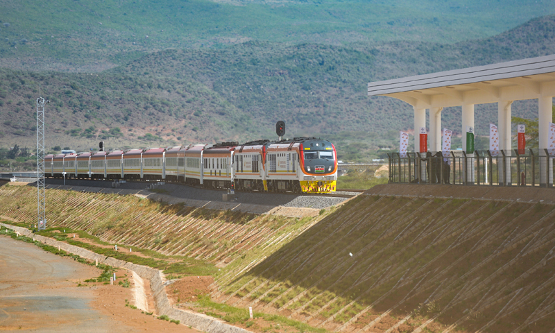 图为10月16日，肯尼亚总统肯雅塔乘坐的列车驶入内罗毕-马拉巴标轨铁路（内马铁路）一期工程麦马修火车站。（新华社记者 李琰 摄）