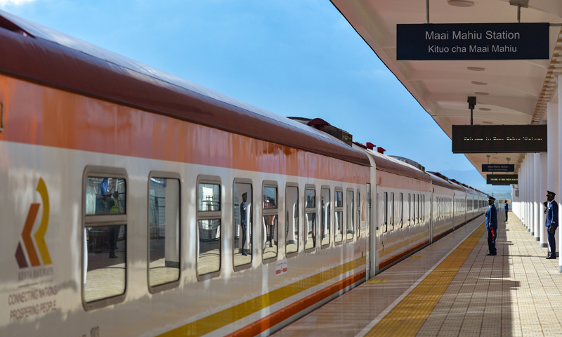 图为10月16日，在肯尼亚内罗毕-马拉巴标轨铁路（内马铁路）麦马修火车站，一辆列车准备出发。（新华社记者 李琰 摄）