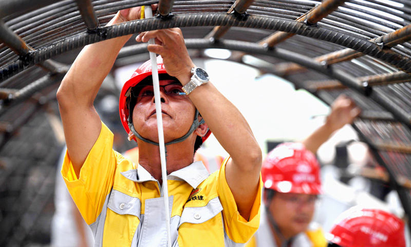 图为10月13日，中国铁建十九局山海高速项目部的技术人员在三亚海棠湾施工现场检查钢材焊接质量。（新华社记者 赵颖全 摄）