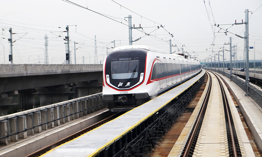 9月26日，中国铁建参与投资建设的北京大兴国际机场地铁线正式开通运营。图为列车采用国际领先的流线型车头、全断面设计。（范成涛 摄）
