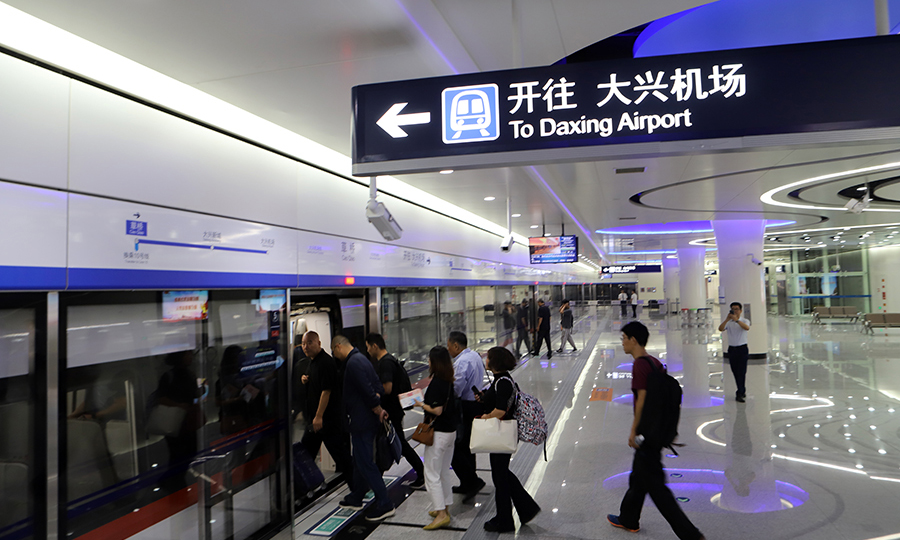 北京大兴国际机场线起点草桥站是全国第一个可以值机、托运、安检直通机场候机楼的车站，被称为“新国门第一站”。图为市民纷纷乘车体验。（范成涛 摄）