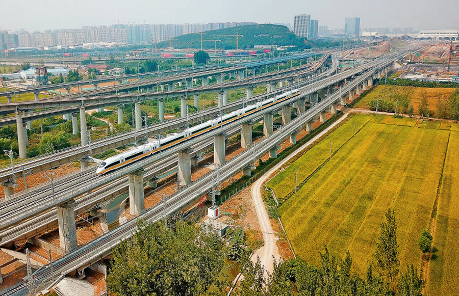 近日，由中国铁建所属铁五院设计，中铁十一局、中铁十二局、中铁十五局等参建的徐（州）盐（城）客专全线开始联调联试。该铁路是国家“八纵八横”高铁网的重要组成部分，全长316.27公里，设计时速250公里。通车后，将大大缩短苏北到南京、上海的时间，缓解京沪高铁最繁忙的南段车流压力，使苏北真正融入长三角经济圈。图为检测车通过后的马庄特大桥。（武羽 摄）