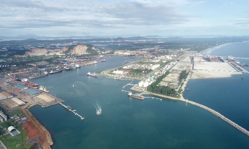 北部湾港集团是马中关丹产业园的中方股东，并参股关丹港，主导港区新深水码头建设，着力于实现“港口-产业-园区”的互动发展。据统计，2019年上半年，联合钢铁项目原料及产品进出口累计为关丹港贡献604.20万吨货源，占关丹港整体吞吐量的46.20%，“港-产-园”联动发展模式成效明显。图为马来西亚关丹港全景。