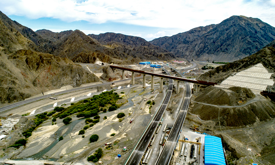 据悉，中铁十四局承建的第四标段位于达坂城天山峡谷处，面临施工场地狭窄，高压线征迁难度大，冬季气温达到零下30摄氏度，春秋季多大风，年平均风力为9级，瞬时最高风力达到每秒40米，有效施工时间仅为60%，桥隧比例达到85%。图为连霍高速公路改扩建工程小乌段上行线。