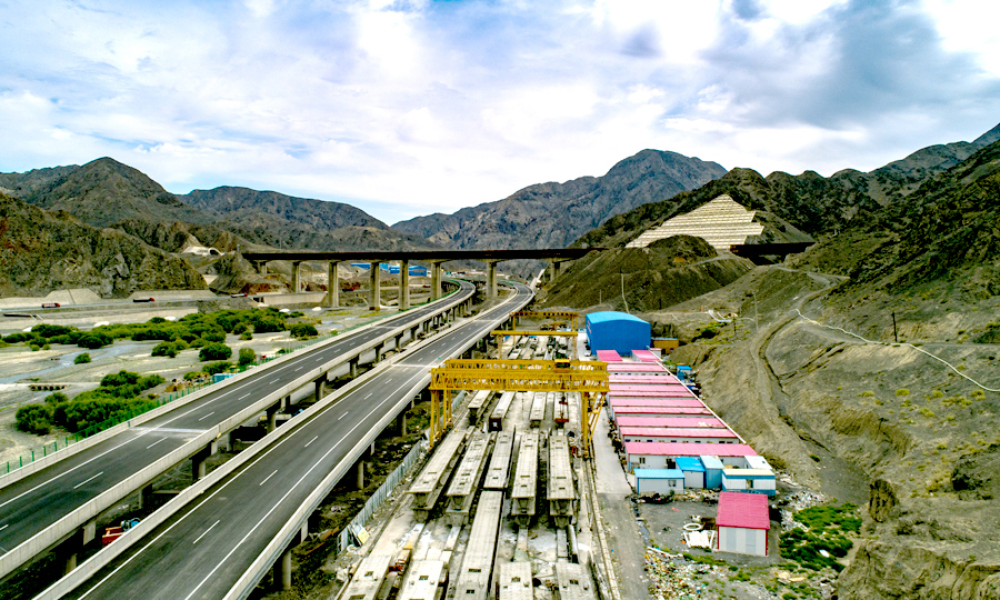 连霍高速（G30）新疆境内小草湖至乌鲁木齐段改扩建工程全长121公里，设计时速120公里，是南疆通往北疆的重要交通要道。此次改扩建后，小草湖到乌鲁木齐路程可缩短半小时。图为连霍高速公路改扩建工程小乌段上行线。