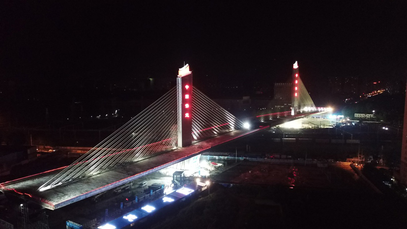 图为7月30日，成功转体后的保定市乐凯大街横跨京广铁路大桥。（新华社记者 牟宇 摄）