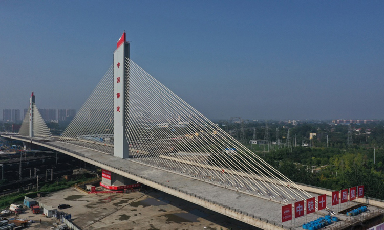 图为7月30日，无人机拍摄转体施工完成的大桥。新华社发（王会堂 摄）