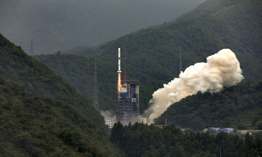 7月26日11点57分，我国在西昌卫星发射中心使用长征二号丙运载火箭，成功将遥感三十号05组3颗卫星送入预定轨道，发射取得圆满成功。图为长二丙火箭飞向太空。（石立群 摄）
