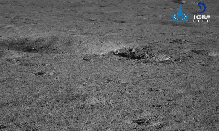 7月26日19时12分，嫦娥四号着陆器完成唤醒设置，进入第八月昼工作期。着陆器搭载的月表中子及辐射剂量探测仪、低频射电频谱仪等科学载荷将陆续开机，按计划开展有效科学探测工作。图为着陆器传回的实时画面。