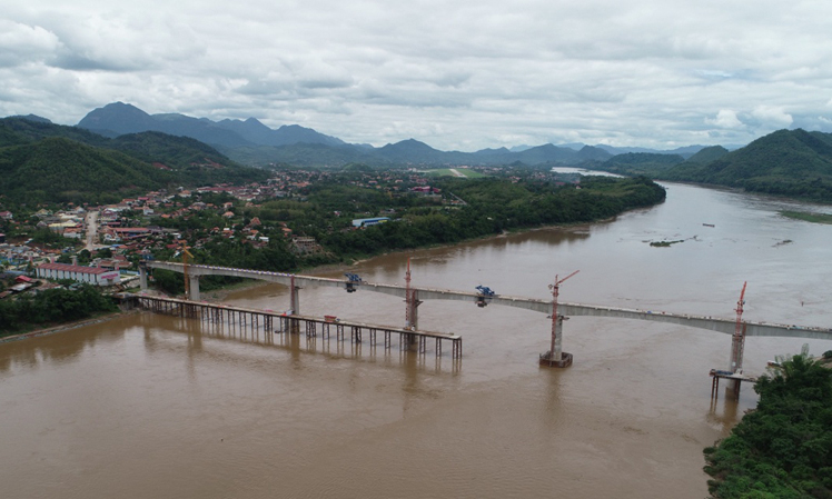 图为7月28，合龙后的中老铁路老挝琅勃拉邦湄公河特大桥。新华社发（中铁八局供图）