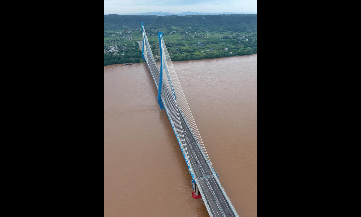 图为7月23日，无人机拍摄的南溪仙源长江大桥。（新华社记者 刘坤 摄）