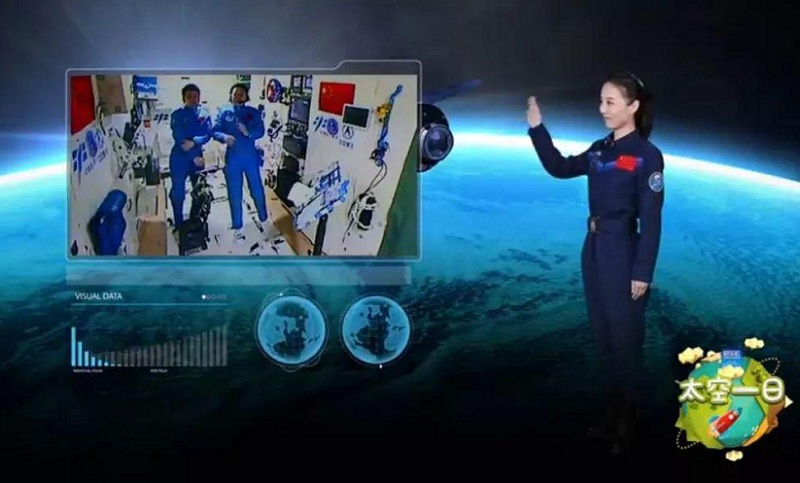 2016年11月17日，新华社太空特约记者、航天员景海鹏(左二)、陈冬(左一)与地面上的航天员王亚平(右一)一起为全国青少年小朋友录制的一堂“太空科普课”上线播出。