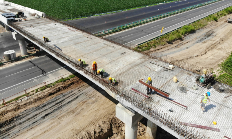 图为京哈高速长春至拉林河段改扩建工程扶余县路段桥涵施工现场。（新华社记者 林宏 摄）