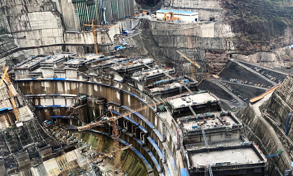 图为6月26日拍摄的白鹤滩水电站建设工地。（国务院国资委网站 马语谦 摄）