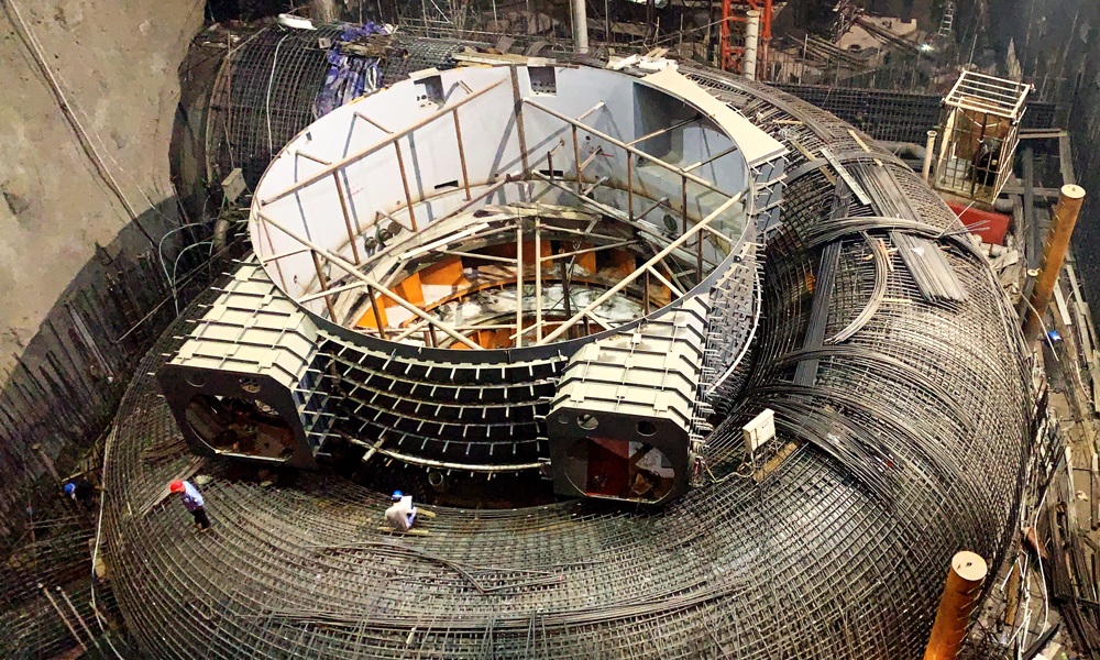 由东方电气集团所属东方电机有限公司研发制造的白鹤滩百万千瓦巨型水轮发电机组，是世界上单机容量最大、电压最高的全空冷水轮发电机组，属于超巨型混流式水轮机组。其研制难度远大于世界上在建和投运的任何机组，是世界水电机组“新标杆”。图为6月26日拍摄的建设现场。（国务院国资委网站 马语谦 摄）