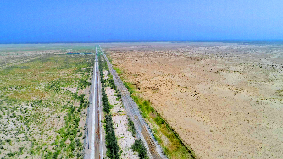 和（田）若（羌）铁路位于新疆维吾尔自治区南部和田地区和巴音郭楞蒙古自治州境内，是国家《中长期铁路网规划》中的重要铁路干线，也是南疆通往内地便捷通道的重要组成部分。图为不到半个月时间，中铁十四局建设者修建的4.5公里的施工便道。