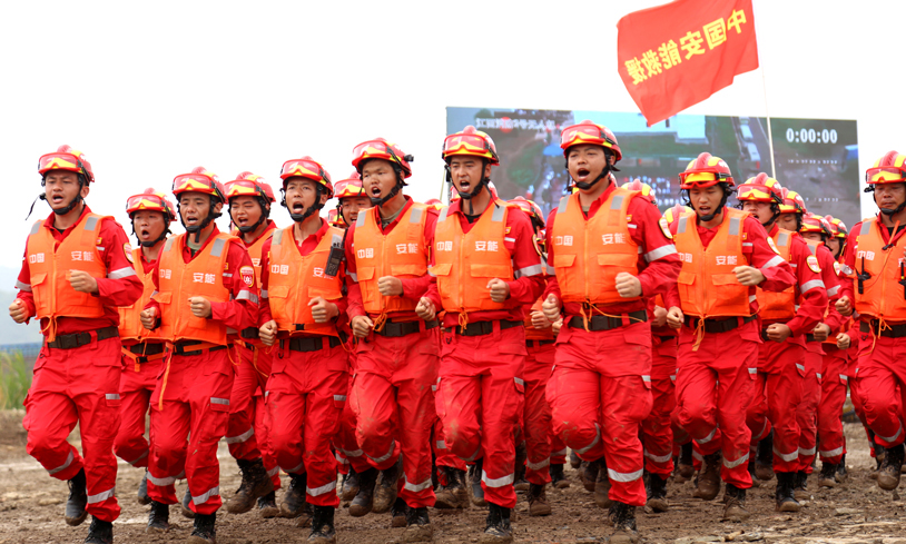 图为抢险救援大队接到命令赶往险情现场。