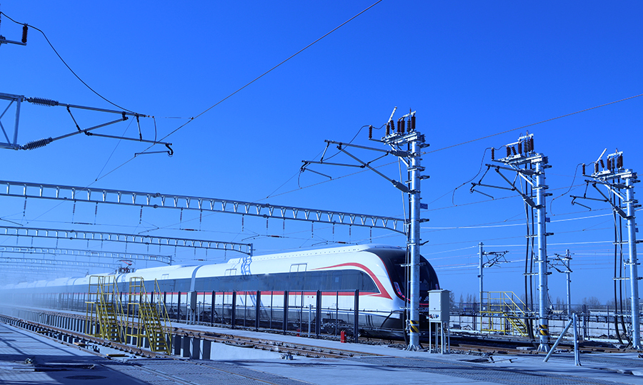 近日，在北京新机场线，经过反复测试，由中国铁建所属中铁十四局电气化公司承建的全线信号系统联锁开通。作为全线试运行前的最后一个关键工程节点，信号系统联锁开通后，为国内首条时速160公里、全自动无人驾驶地铁运营打下坚实基础。图为列车“白鲸号”从停车场出发。