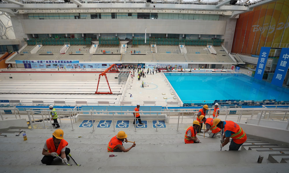 图为6月2日，来自中建一局的施工人员在国家游泳中心内进行施工。（新华社记者 鞠焕宗 摄）