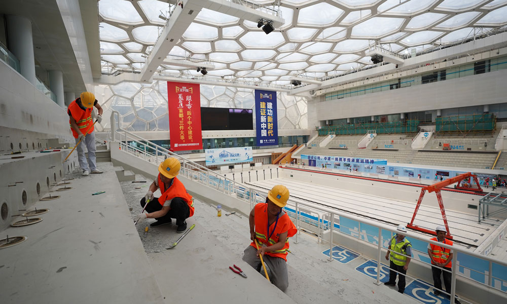 图为6月2日，来自中建一局的施工人员在国家游泳中心内进行施工。（新华社记者 鞠焕宗 摄）