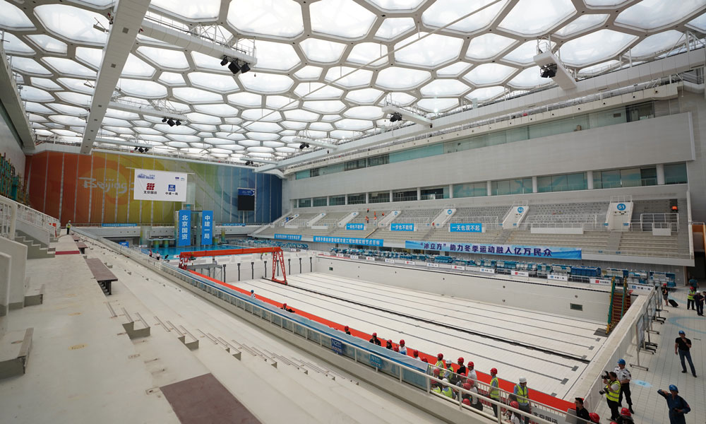 图为6月2日，市民在改造中的国家游泳中心内参观。（新华社记者 鞠焕宗 摄）