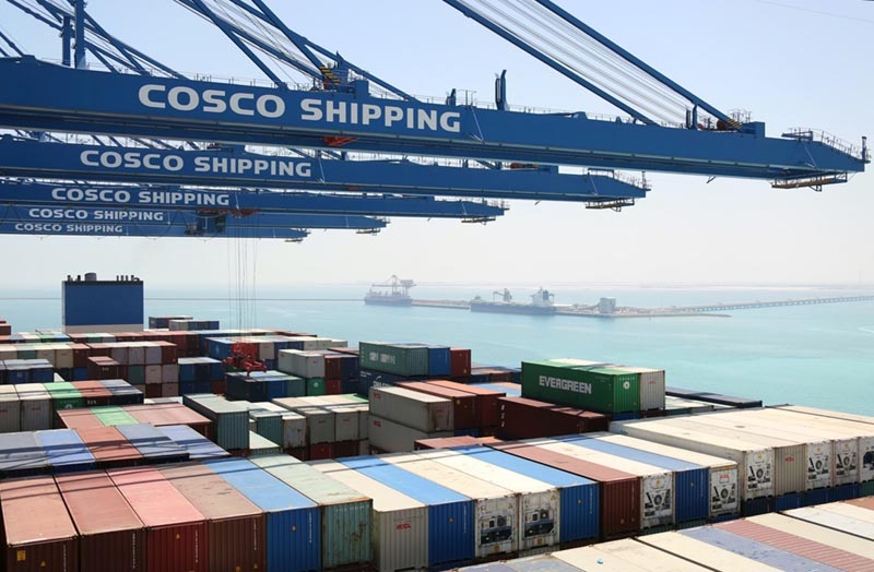 中国超大型集装箱货轮“中远海运太阳轮”经过一个月航行后于25日抵达位于阿联酋阿布扎比哈里发港的中远海运阿布扎比码头，这是该货轮正式交付后的首次商业运营。图为5月25日，在阿联酋阿布扎比哈里发港，“中远海运太阳轮”在阿布扎比码头现场作业。（新华社记者 苏小坡 摄）