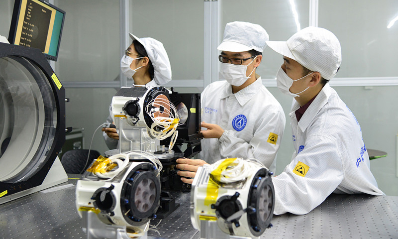 2009年，北斗三号工程正式启动，卫星主要由航天科技集团五院抓总研制，据了解，今年还将再发射6-8颗北斗三号卫星，明年计划发射2-4颗北斗三号卫星，至2020年底全面完成北斗三号系统建设。近日，中国航天科技集团有限公司五院508所装调团队通过工艺改进，不断提升装调质量、缩短装调周期，以确保承研的北斗三号产品按时交付。截至目前，该所已经成功交付北斗三号相关产品10余套，在轨性能优异。图为装调测试现场。