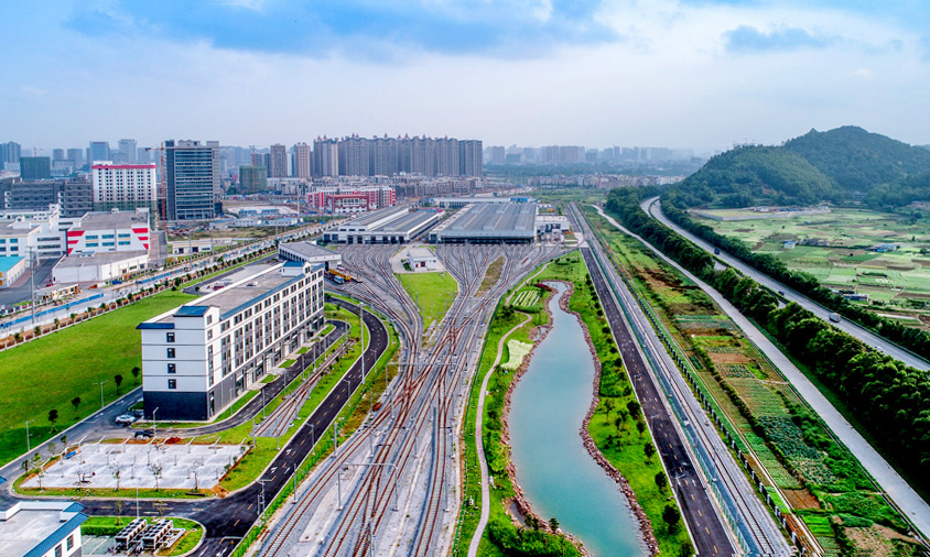 图为海绵车辆段内景色优美的湿地公园。