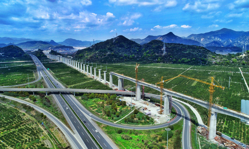 近日，位于金台铁路全线最长、施工难度最大、安全风险最高的灵江特大桥主跨连续梁顺利合龙，为实现金台铁路2020年通车目标奠定了坚实基础。图为灵江特大桥跨高速施工。