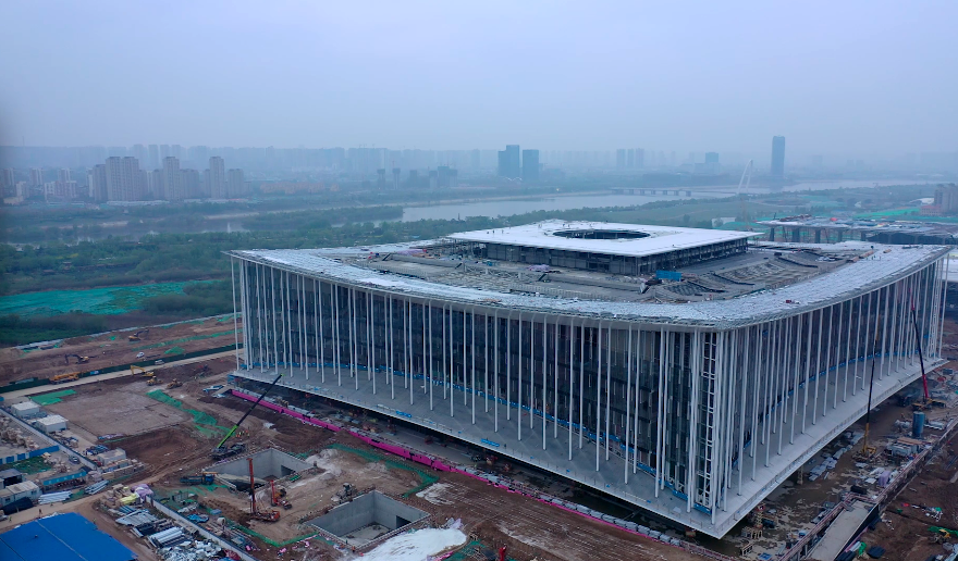 坐落于西安浐灞生态区的西安丝路国际会议中心，总建筑面积约20万平方米，外轮廓呈正方形，预计今年下半年正式完工。其中，玻璃幕墙是西安丝路国际会议中心的一大设计亮点。图为4月13日，无人机拍摄的西安丝路国际会议中心。（北京电视台 杨晓春 摄）
