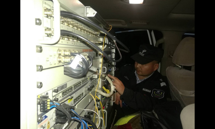 3月31日，中国电信凉山分公司出动了2辆应急通信车、7台油机、12台工程车以及70部卫星电话为现场指挥部提供通信保障，32名救援技术人员到达现场，15名保障人员负责外围传输保障。图为深夜， 中国电信通信保障人员在调测开通应急通信设备保障通信。