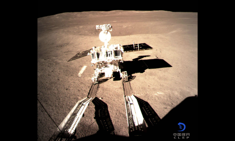 2019年1月3日，嫦娥四号着陆器与巡视器成功分离，玉兔二号巡视器（即月球车）顺利驶抵月背表面。图为嫦娥四号着陆器监视相机C拍摄的“玉兔二号”巡视器走上月面影像图。