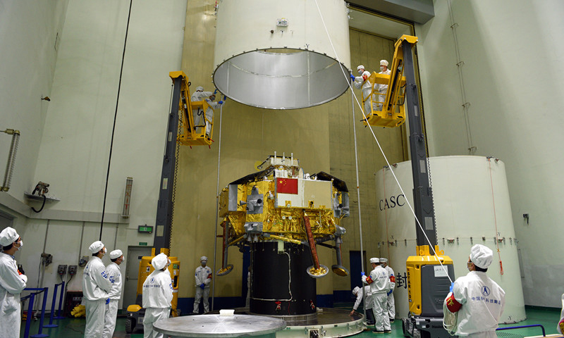 图为西昌卫星发射中心，试验队进行整器扣罩作业，准备转运至发射塔架。