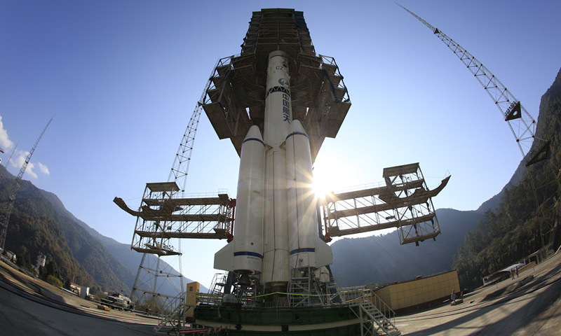 图为搭载嫦娥四号探测器的长三乙火箭矗立在发射塔架上。