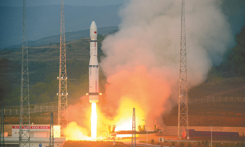 图为2015年9月20日，长征六号在太原卫星发射中心“一箭二十星”首飞成功，创造了中国航天一箭多星发射的新纪录。